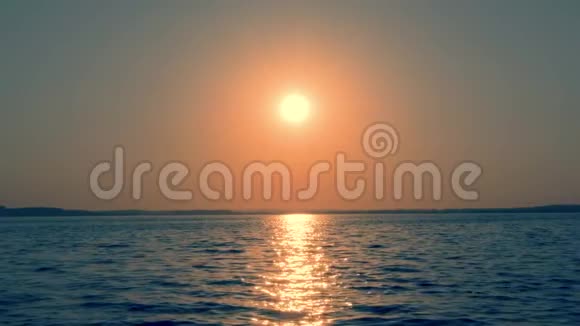 金色夕阳下的大海阳光照耀着水上的光辉道路视频的预览图