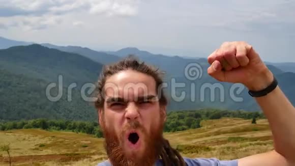 山里的一个旅行者到达了一个高峰胜利的现实视频的预览图
