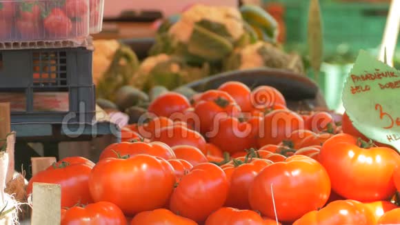 农贸市场的有机番茄视频的预览图