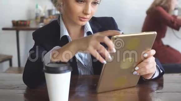 年轻女子集中精力在咖啡厅工作视频的预览图