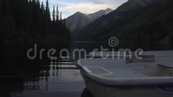 宁静的山湖视频的预览图