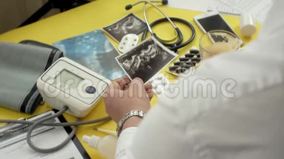 治疗师的侧视桌面心电图结果在电脑平板超声医学和保健的概念视频的预览图