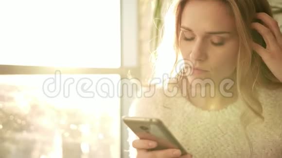 不开心的女人在手机上发短信有智能手机的烦人女人视频的预览图