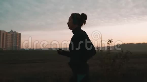 运动的女性慢跑者正在户外跑步和训练大自然运动员在日落时跑步视频的预览图