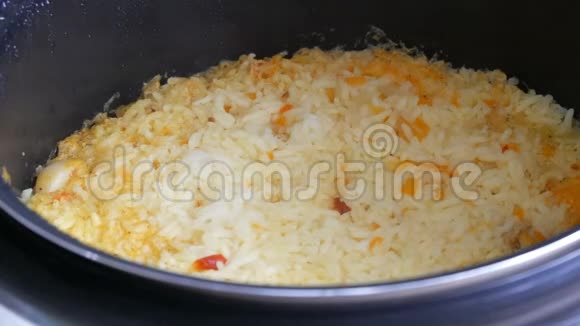 用调味料和调味料在平底锅中煮米饭视频的预览图