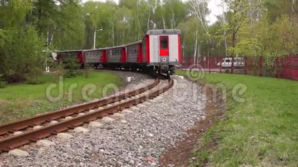 窄轨铁路机车视频的预览图