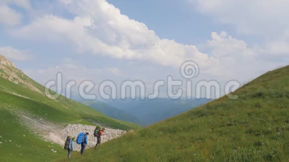 徒步旅行人们在青山和高地的山上行走视频的预览图