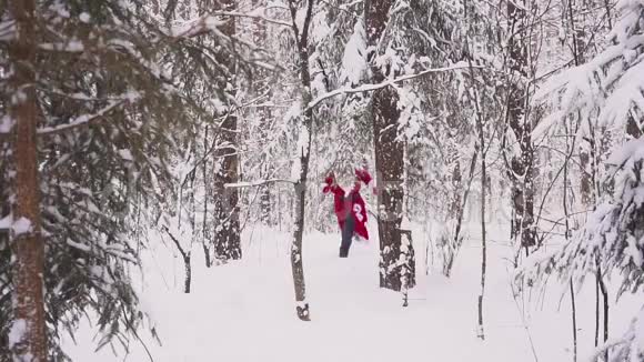 桑塔克劳斯在冬天的森林里向你跑来慢动作视频的预览图