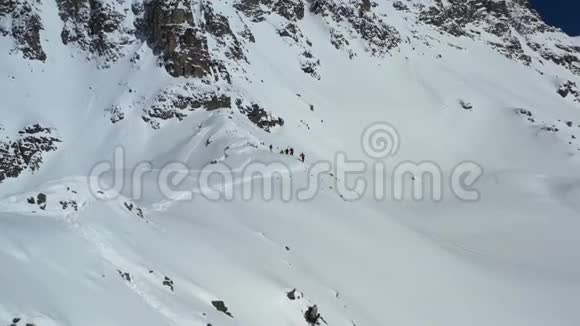 人们在雪山上爬山4k的空中影像视频的预览图