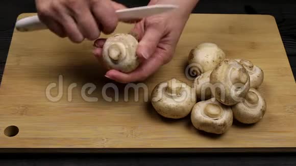 根据家庭烹饪的配方清洗蘑菇或者准备蘑菇冷冻视频的预览图
