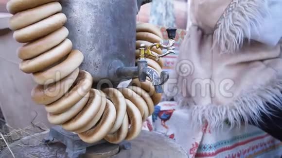 带百吉饼的传统萨莫瓦尔剪辑传统的俄罗斯黄铜萨莫瓦尔好客的象征脆面包圈烘干视频的预览图