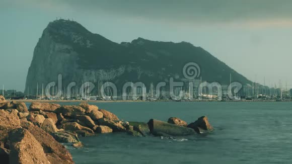 直布罗陀岩西侧和码头停靠的帆船视频的预览图