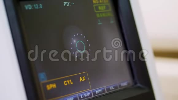 自动RefKeratometer显示器眼睛盯着它医生用扫描的眼睛控制手术显示诊断诊断视频的预览图