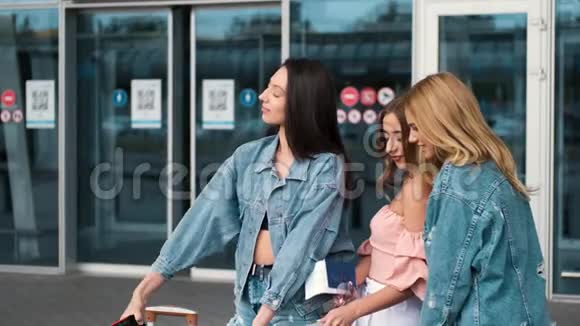 女孩们在机场附近自拍视频的预览图