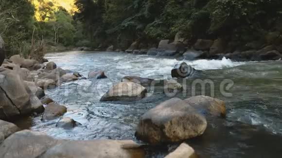 汹涌澎湃的泰国山河丛林视频的预览图