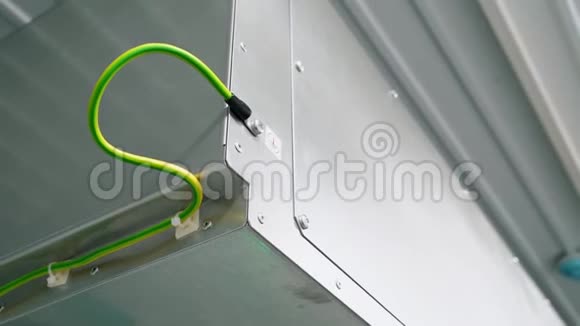 电气接地电缆接入模块化变电站外壳视频的预览图
