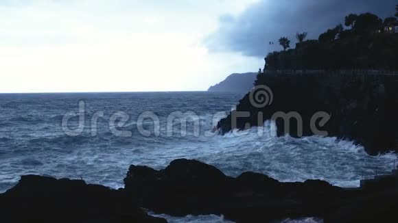 强大的海浪在悬崖上破碎令人惊叹的景观慢镜头视频视频的预览图