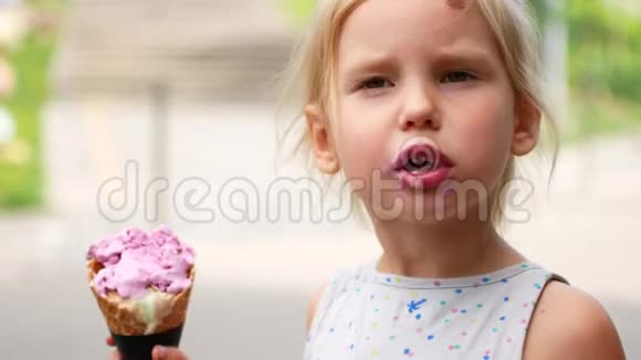 夏天的时候女孩在吃东西前把冰淇淋筒放在面前视频的预览图