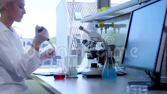 在现代实验室工作的女科学家博士进行微生物学研究生物技术化学细菌学视频的预览图