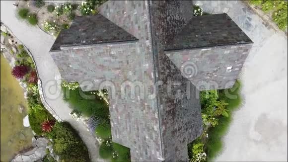 鸟瞰教堂教堂屋顶视频的预览图