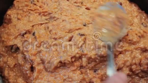 胡萝卜蛋糕原料混合物视频的预览图