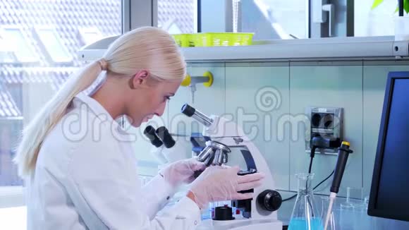 在现代实验室工作的女科学家博士进行微生物学研究生物技术化学细菌学视频的预览图