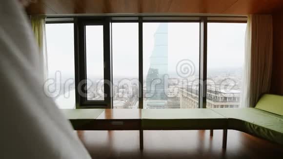 穿着浴袍的帅哥在客厅里做晨练这里有很好的城市景观视频的预览图