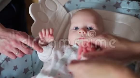 新生儿躺在婴儿摇椅上视频的预览图