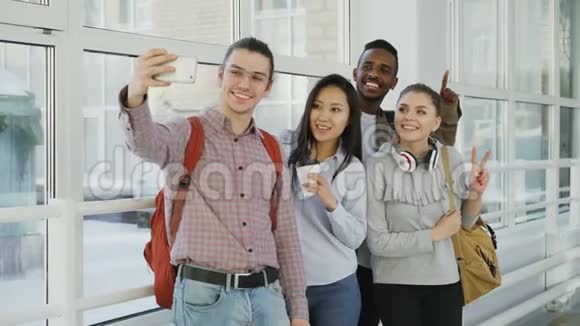 四组多民族积极的男女学生站在宽阔的走廊上希普斯特的肠道视频的预览图