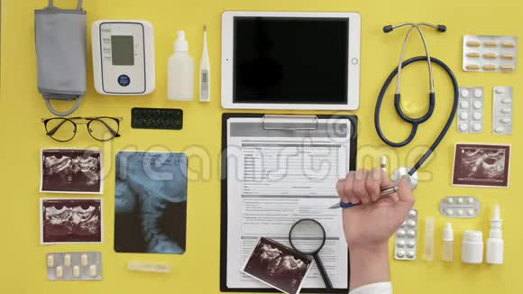 治疗师的桌面心电图结果电脑平板超声波医学和保健的概念视频的预览图