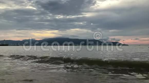 沙滩上蓝色海浪的片段视频的预览图
