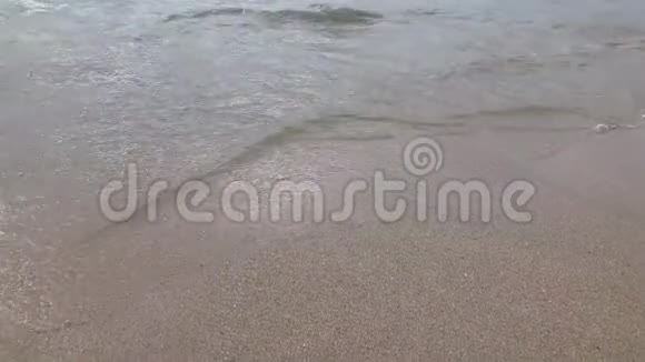 沙滩上蓝色海浪的片段视频的预览图