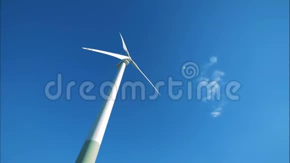 在天空的背景下旋转风力涡轮机可再生替代能源环保理念视频的预览图