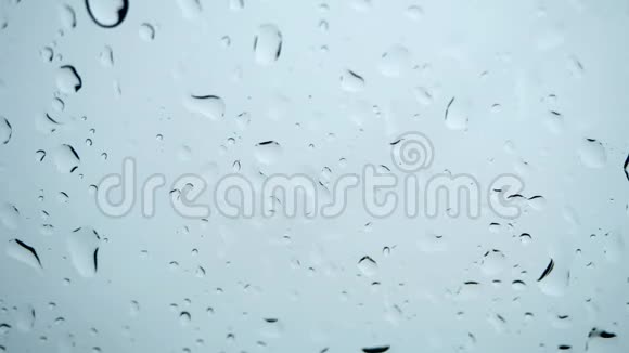 水滴在玻璃上雨水在窗户上视频的预览图