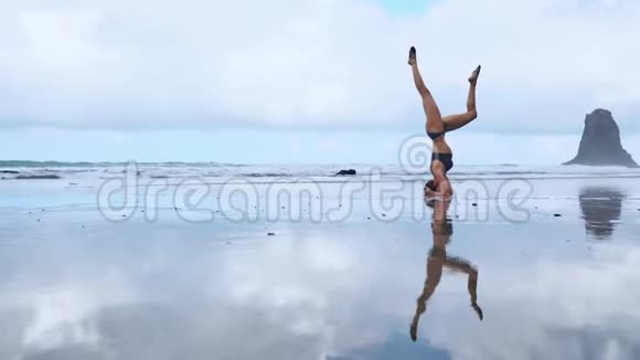 灵活的瑜伽女人向前伸展弯曲触摸额和膝盖户外日落海边靠近专业人员视频的预览图