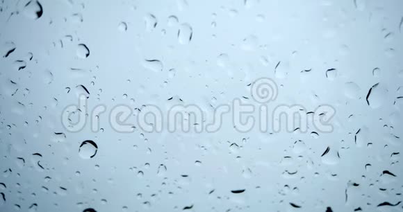 水滴在玻璃上雨水在窗户上视频的预览图