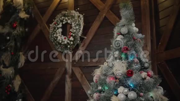 基督弥撒树装饰玩具新年快乐照明视频的预览图