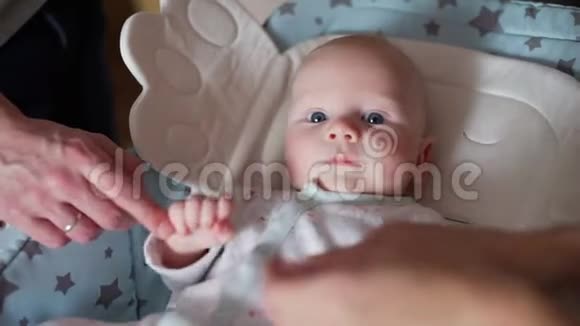 新生儿躺在婴儿摇椅上视频的预览图