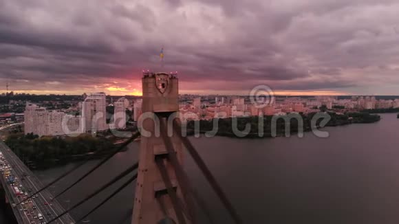 日落时分在Dnipro河上悬挂三角绳的汽车桥视频的预览图