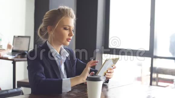 漂亮的金发女郎和她的男朋友在咖啡馆聊天视频的预览图