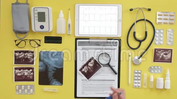 治疗师的桌面心电图结果电脑平板超声波医学和保健的概念视频的预览图