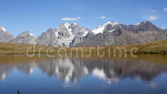 高加索山脉白雪覆盖的山峰在湖中倒影视频的预览图