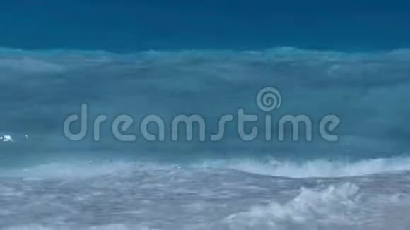 蓝洋水大波浪白沫炎炎夏日视频的预览图