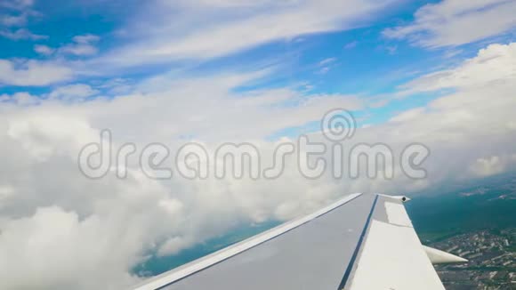 蓝天和白云穿过飞行飞机的舷窗视频的预览图