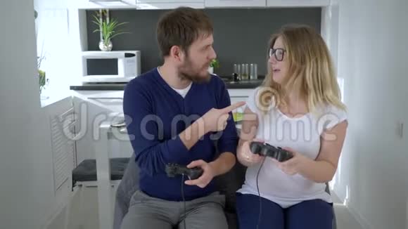 游戏玩家的家庭丈夫和妻子戴着眼镜在厨房的电子游戏中互相竞争视频的预览图