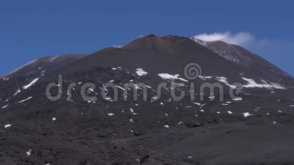 埃特纳火山的顶部火山口上方冒出白烟意大利西西里视频的预览图