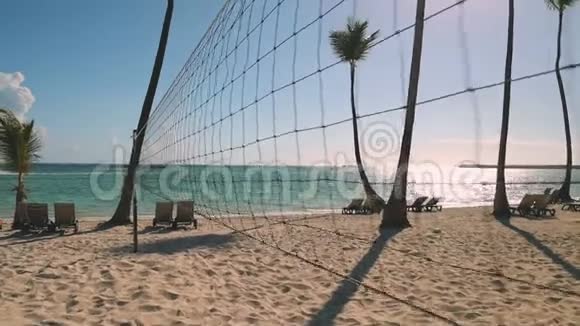 热带海滩日出和加勒比海排球网多米尼加共和国蓬塔卡纳视频的预览图