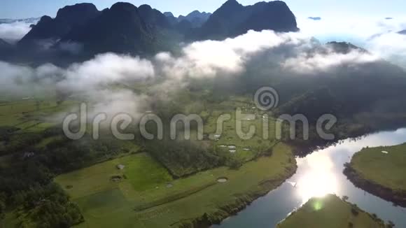 鸟瞰阳光反射滑过山坡的河水视频的预览图