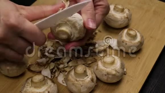 根据家庭烹饪的配方清洗蘑菇或者准备蘑菇视频的预览图