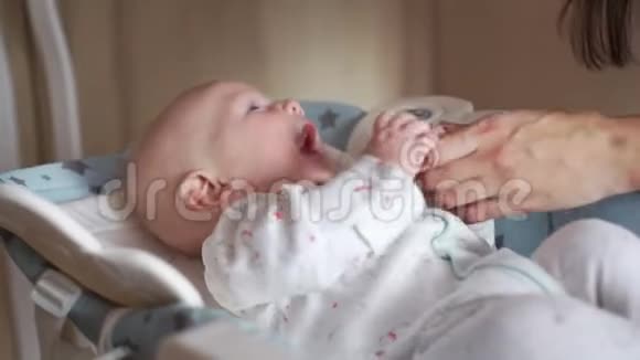 婴儿躺在婴儿摇椅上微笑视频的预览图